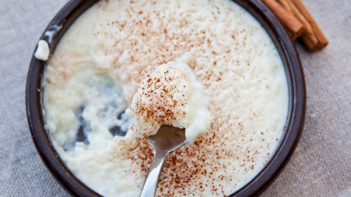 Taça de arroz doce polvilhado com canela